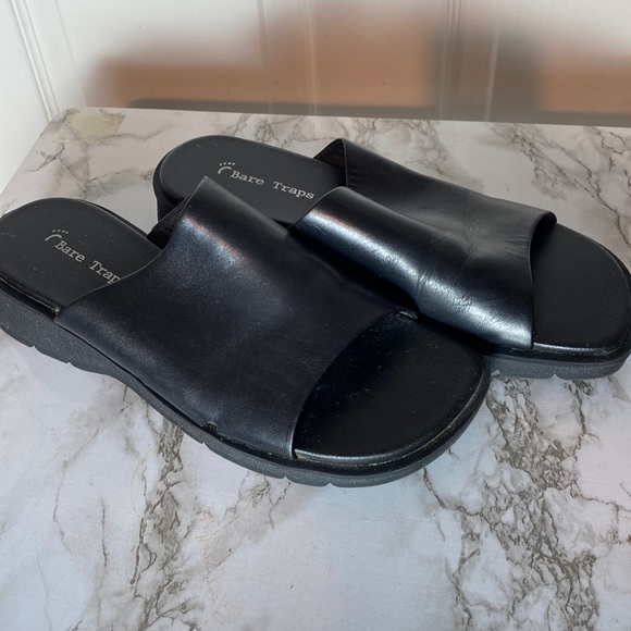 Bare Traps Caymen Sandals Slide  black leather top slight wedge slip on size 8.5 - Picture 1 of 11